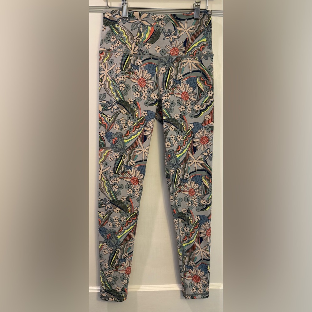 Victoria’s Secret Knockout Floral Patterned Workout Leggings Size Medium